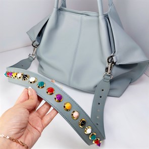 Ремень для сумки кожаный фурнитура серебро /ремень на сумку серо-голубой с разноцветными шипами - фото 34070